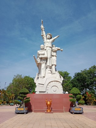 Di tích lịch sử tượng Đài chiến thắng La Ngà